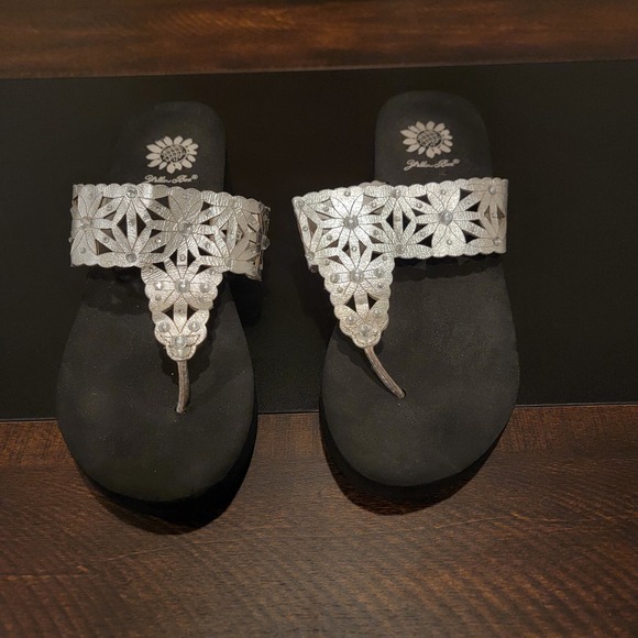 Yellow Box Silver Rhinestones Perforated‎ Flowers Flip Flops Wedge Sandals sz 7 - Picture 5 of 13